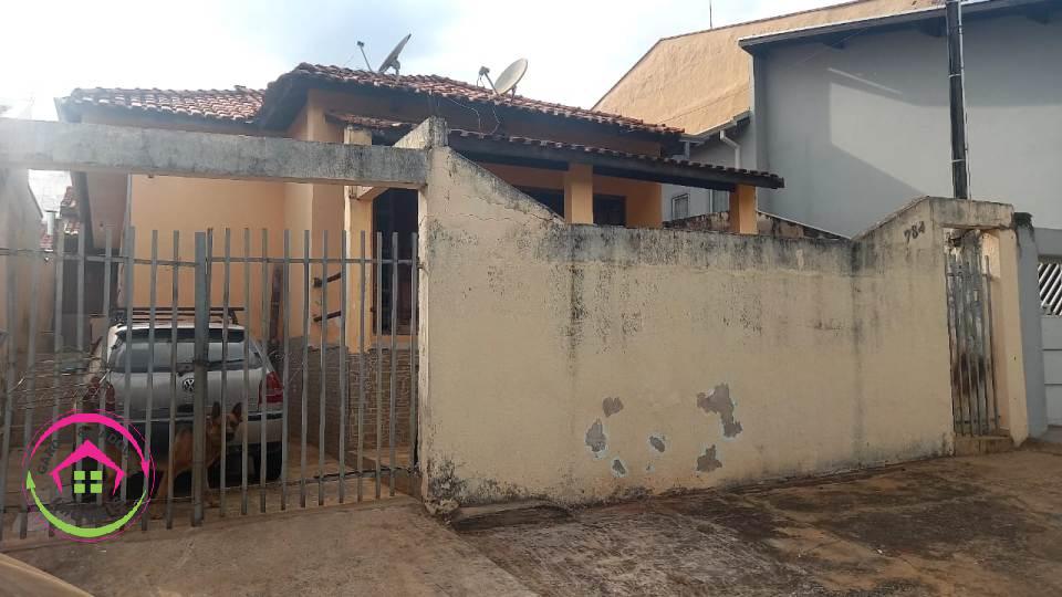 Vende se Casa no Residencial Chácara dos Pinheiros - Botucatu - SP - Botucatu
