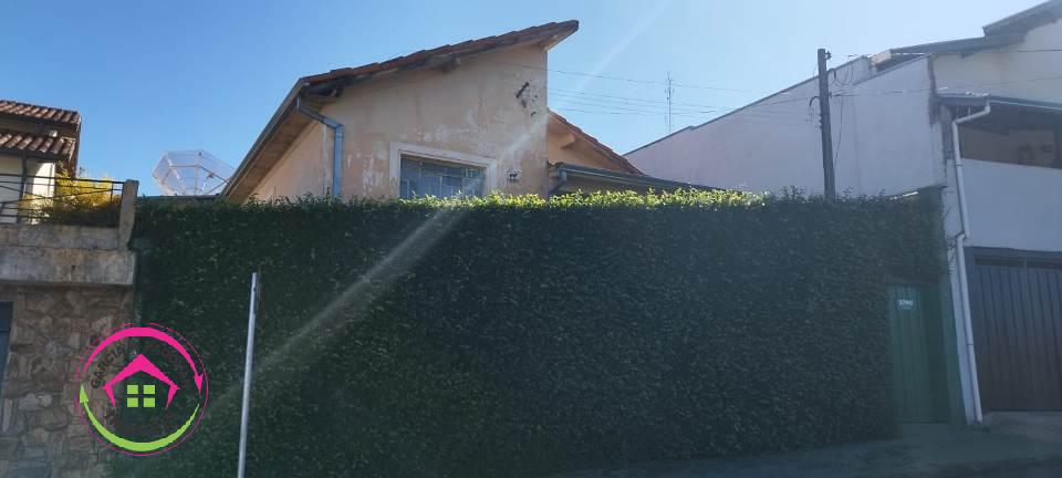 Vende-se casa bem localizada em Botucatu - SP - Botucatu
