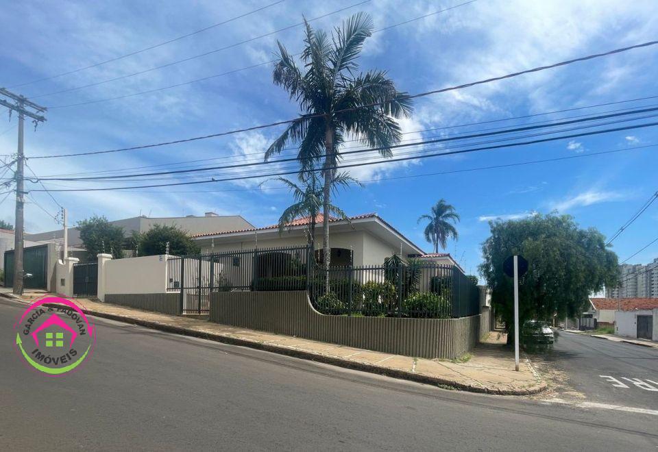 Vende-se Excelente Casa em Bairro Alto Padrão - Botucatu - SP - Botucatu